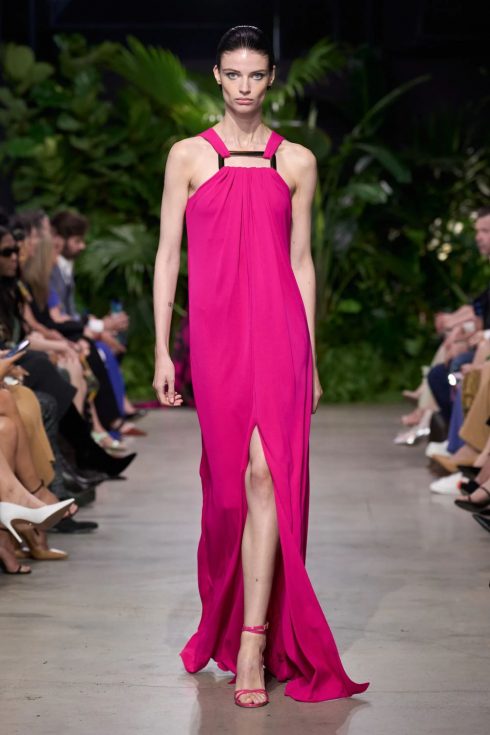 mk xuan he 2023 look 21 490x735 - Michael Kors Xuân-Hè 2023: Sự phóng khoáng của những người phụ nữ thành thị