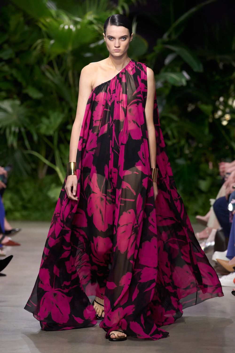 mk xuan he 2023 look 22 - Michael Kors Xuân-Hè 2023: Sự phóng khoáng của những người phụ nữ thành thị