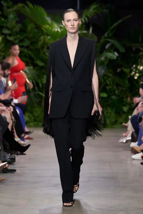 mk xuan he 2023 look 23 490x735 - Michael Kors Xuân-Hè 2023: Sự phóng khoáng của những người phụ nữ thành thị