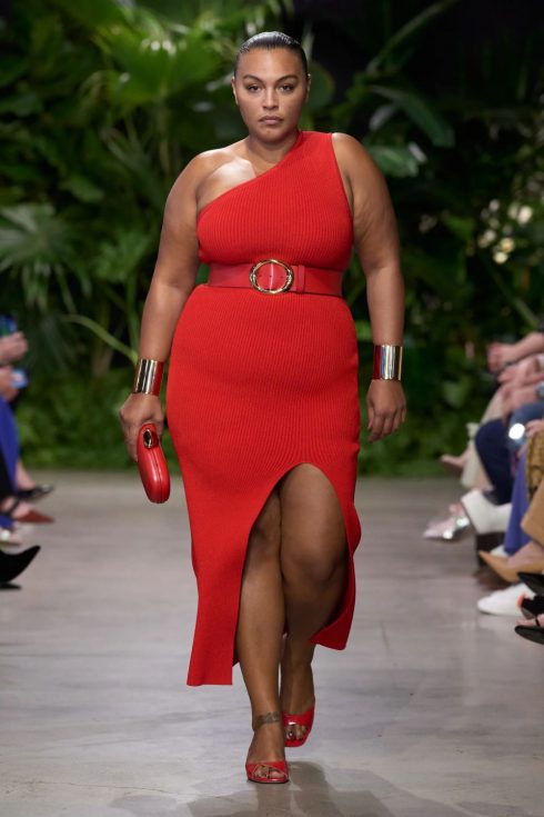 mk xuan he 2023 look 24 490x735 - Michael Kors Xuân-Hè 2023: Sự phóng khoáng của những người phụ nữ thành thị