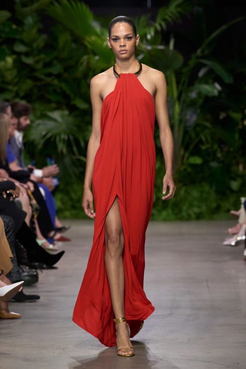 mk xuan he 2023 look 25 490x735 - Michael Kors Xuân-Hè 2023: Sự phóng khoáng của những người phụ nữ thành thị