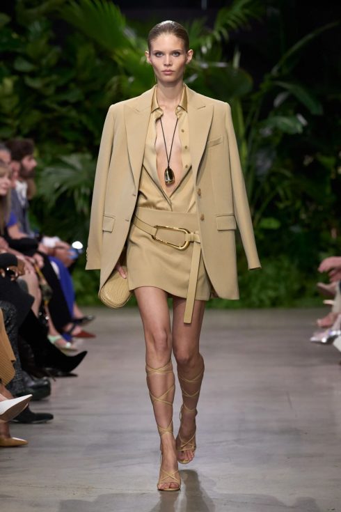 mk xuan he 2023 look 26 490x735 - Michael Kors Xuân-Hè 2023: Sự phóng khoáng của những người phụ nữ thành thị