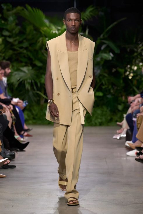 mk xuan he 2023 look 27 490x735 - Michael Kors Xuân-Hè 2023: Sự phóng khoáng của những người phụ nữ thành thị