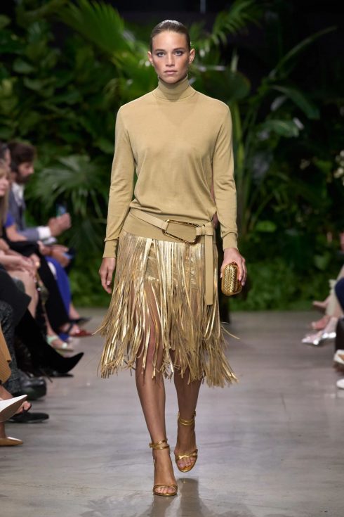 mk xuan he 2023 look 28 490x735 - Michael Kors Xuân-Hè 2023: Sự phóng khoáng của những người phụ nữ thành thị