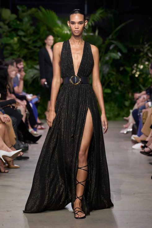 mk xuan he 2023 look 29 490x735 - Michael Kors Xuân-Hè 2023: Sự phóng khoáng của những người phụ nữ thành thị