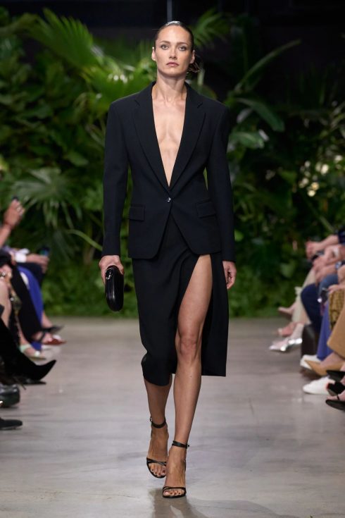mk xuan he 2023 look 30 490x735 - Michael Kors Xuân-Hè 2023: Sự phóng khoáng của những người phụ nữ thành thị