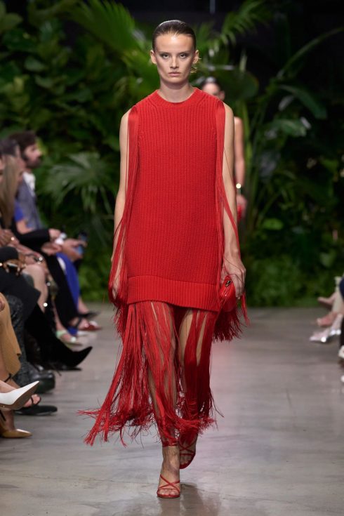 mk xuan he 2023 look 31 490x735 - Michael Kors Xuân-Hè 2023: Sự phóng khoáng của những người phụ nữ thành thị