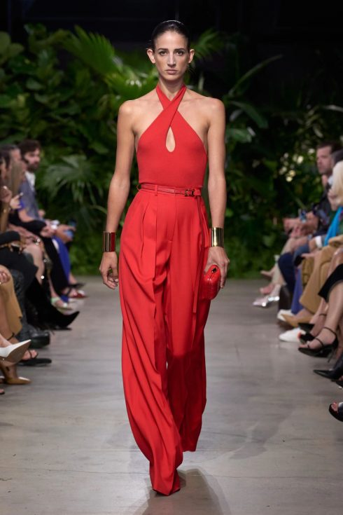 mk xuan he 2023 look 32 490x735 - Michael Kors Xuân-Hè 2023: Sự phóng khoáng của những người phụ nữ thành thị