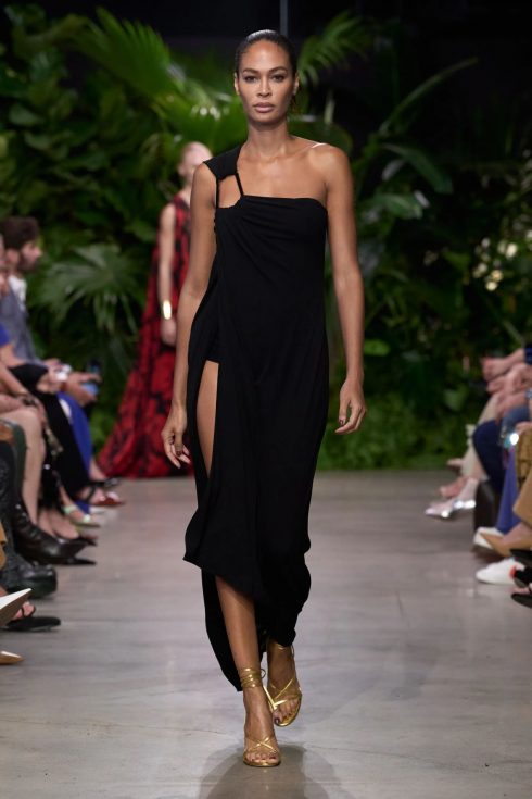 mk xuan he 2023 look 33 490x735 - Michael Kors Xuân-Hè 2023: Sự phóng khoáng của những người phụ nữ thành thị