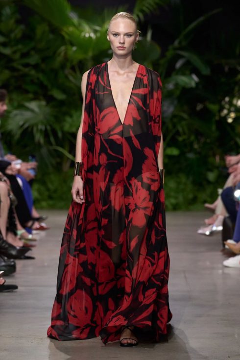 mk xuan he 2023 look 34 490x735 - Michael Kors Xuân-Hè 2023: Sự phóng khoáng của những người phụ nữ thành thị