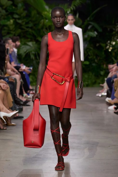 mk xuan he 2023 look 35 490x735 - Michael Kors Xuân-Hè 2023: Sự phóng khoáng của những người phụ nữ thành thị