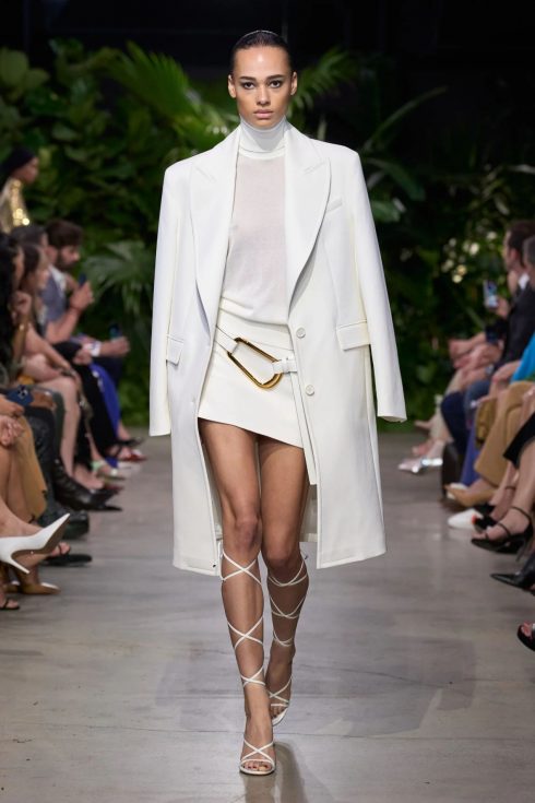 mk xuan he 2023 look 36 490x735 - Michael Kors Xuân-Hè 2023: Sự phóng khoáng của những người phụ nữ thành thị