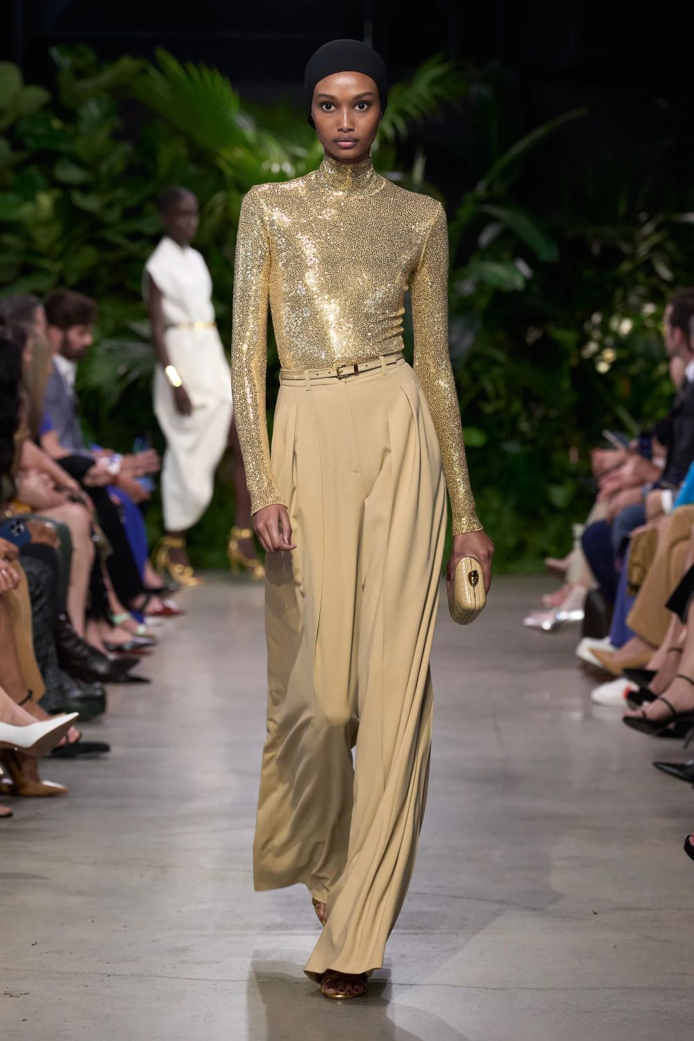 mk xuan he 2023 look 37 - Michael Kors Xuân-Hè 2023: Sự phóng khoáng của những người phụ nữ thành thị