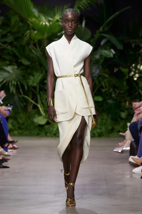 mk xuan he 2023 look 38 490x735 - Michael Kors Xuân-Hè 2023: Sự phóng khoáng của những người phụ nữ thành thị