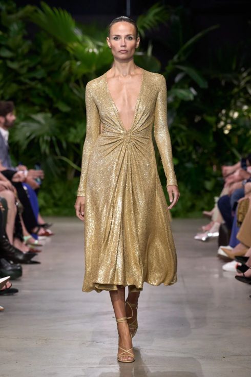 mk xuan he 2023 look 39 490x735 - Michael Kors Xuân-Hè 2023: Sự phóng khoáng của những người phụ nữ thành thị