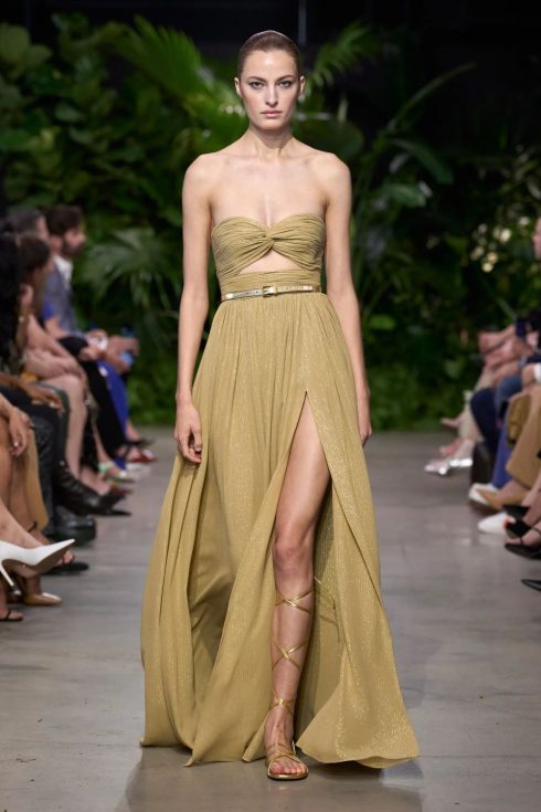 mk xuan he 2023 look 40 490x735 - Michael Kors Xuân-Hè 2023: Sự phóng khoáng của những người phụ nữ thành thị
