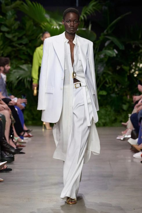 mk xuan he 2023 look 41 490x735 - Michael Kors Xuân-Hè 2023: Sự phóng khoáng của những người phụ nữ thành thị