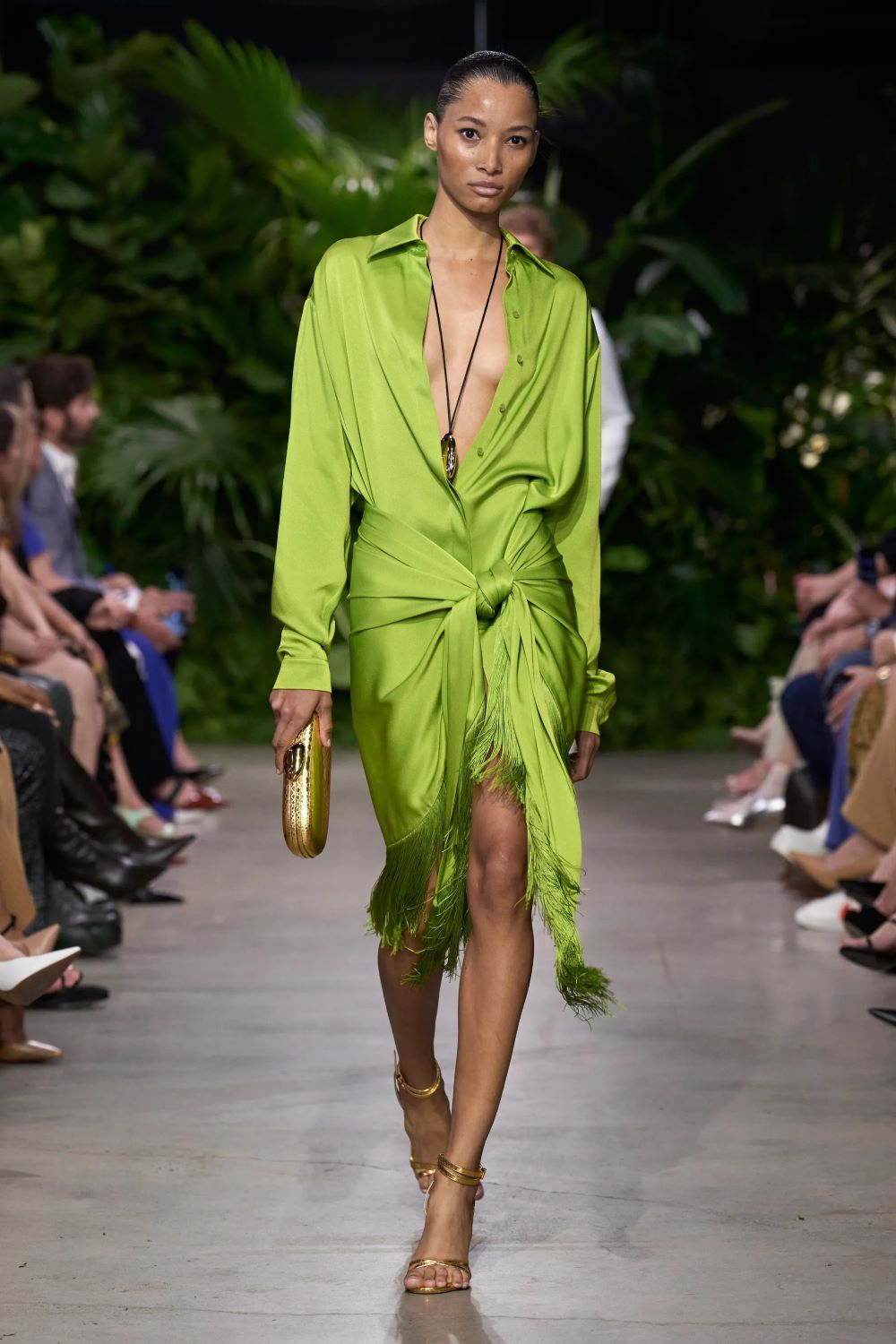 mk xuan he 2023 look 42 - Michael Kors Xuân-Hè 2023: Sự phóng khoáng của những người phụ nữ thành thị