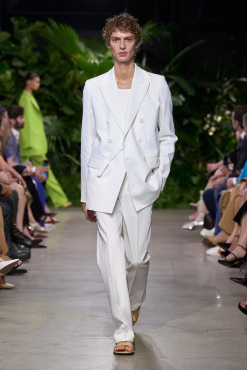 mk xuan he 2023 look 43 490x735 - Michael Kors Xuân-Hè 2023: Sự phóng khoáng của những người phụ nữ thành thị