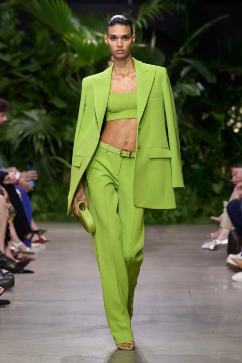 mk xuan he 2023 look 44 490x735 - Michael Kors Xuân-Hè 2023: Sự phóng khoáng của những người phụ nữ thành thị