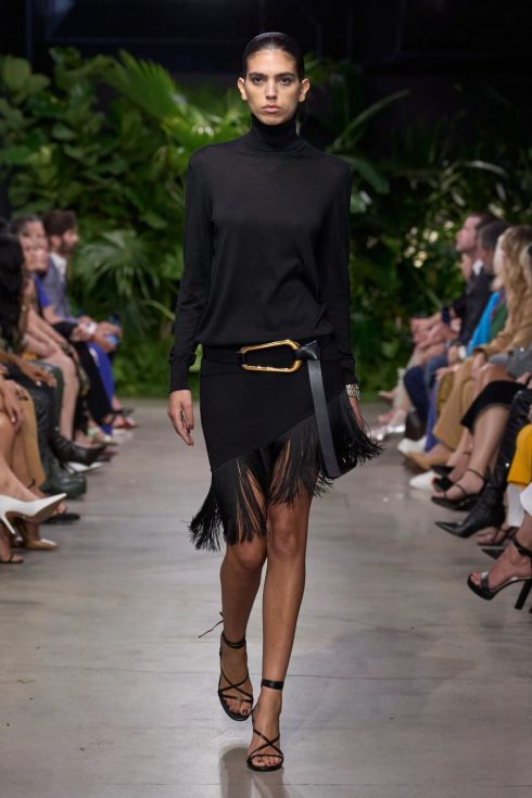 mk xuan he 2023 look 45 490x735 - Michael Kors Xuân-Hè 2023: Sự phóng khoáng của những người phụ nữ thành thị