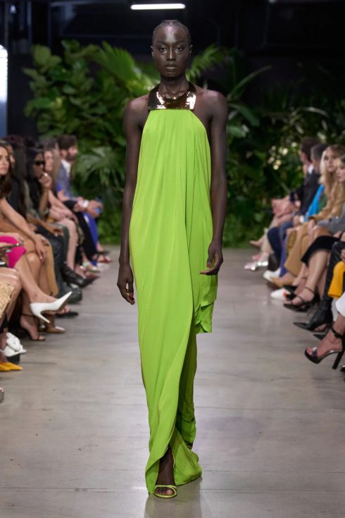 mk xuan he 2023 look 46 490x735 - Michael Kors Xuân-Hè 2023: Sự phóng khoáng của những người phụ nữ thành thị