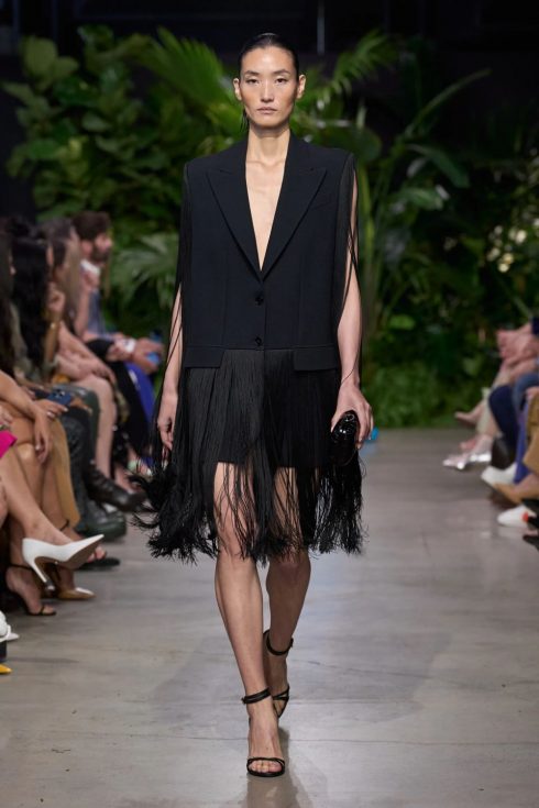 mk xuan he 2023 look 47 490x735 - Michael Kors Xuân-Hè 2023: Sự phóng khoáng của những người phụ nữ thành thị