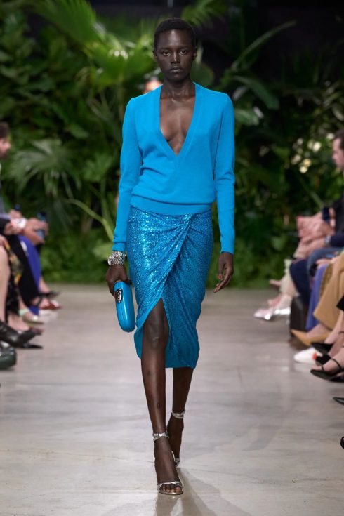 mk xuan he 2023 look 50 490x735 - Michael Kors Xuân-Hè 2023: Sự phóng khoáng của những người phụ nữ thành thị