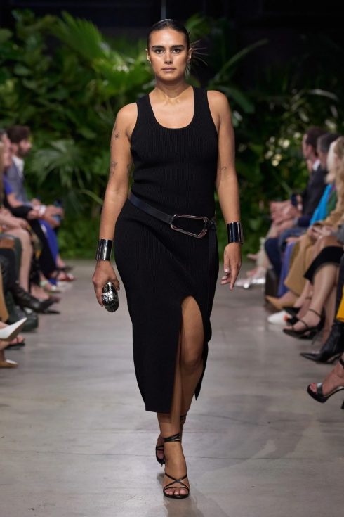 mk xuan he 2023 look 51 490x735 - Michael Kors Xuân-Hè 2023: Sự phóng khoáng của những người phụ nữ thành thị