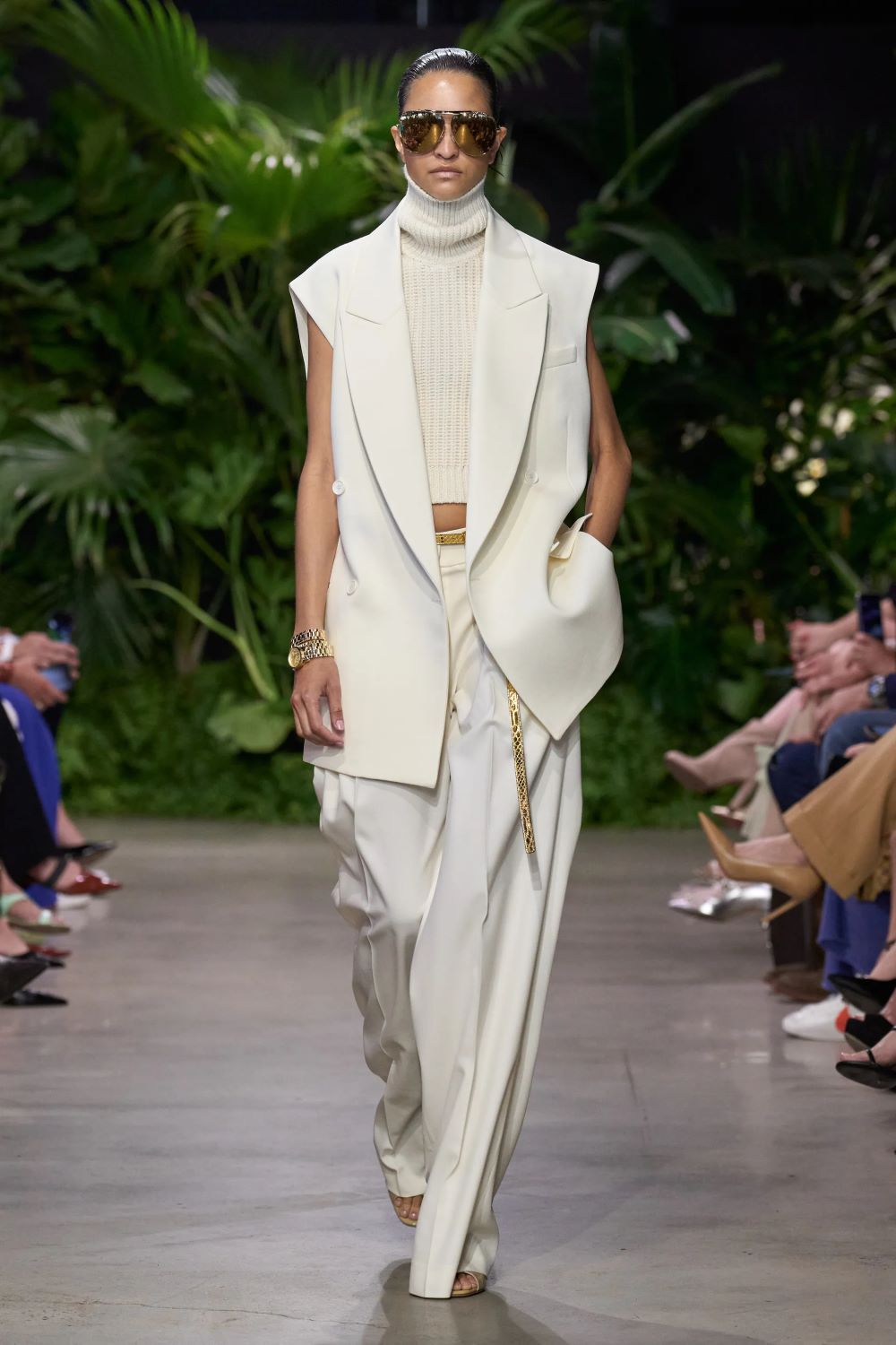 mk xuan he 2023 look 52 - Michael Kors Xuân-Hè 2023: Sự phóng khoáng của những người phụ nữ thành thị