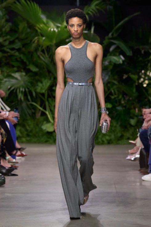 mk xuan he 2023 look 53 490x735 - Michael Kors Xuân-Hè 2023: Sự phóng khoáng của những người phụ nữ thành thị