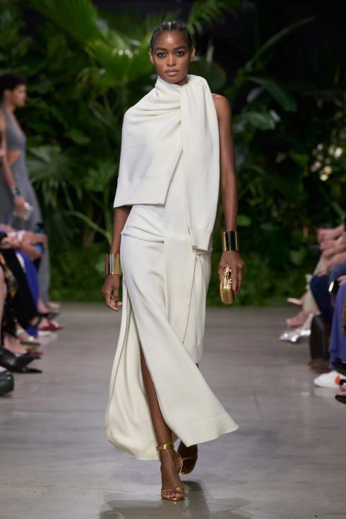 mk xuan he 2023 look 54 490x735 - Michael Kors Xuân-Hè 2023: Sự phóng khoáng của những người phụ nữ thành thị