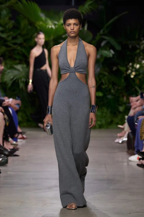 mk xuan he 2023 look 55 490x735 - Michael Kors Xuân-Hè 2023: Sự phóng khoáng của những người phụ nữ thành thị