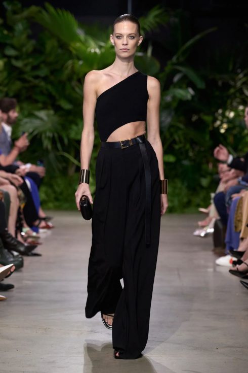 mk xuan he 2023 look 56 490x735 - Michael Kors Xuân-Hè 2023: Sự phóng khoáng của những người phụ nữ thành thị