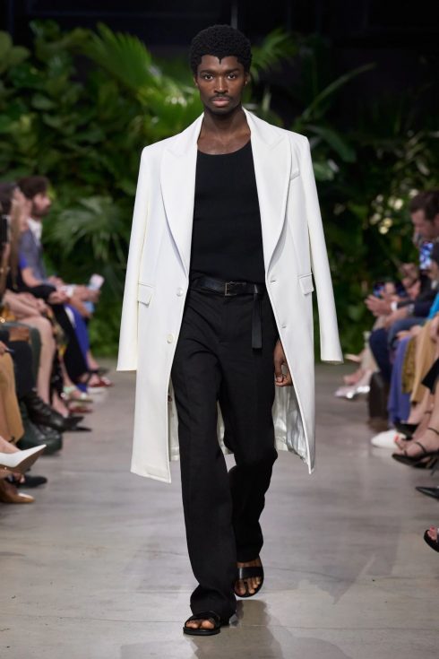 mk xuan he 2023 look 59 490x735 - Michael Kors Xuân-Hè 2023: Sự phóng khoáng của những người phụ nữ thành thị