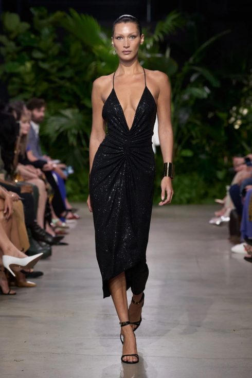 mk xuan he 2023 look 60 490x735 - Michael Kors Xuân-Hè 2023: Sự phóng khoáng của những người phụ nữ thành thị