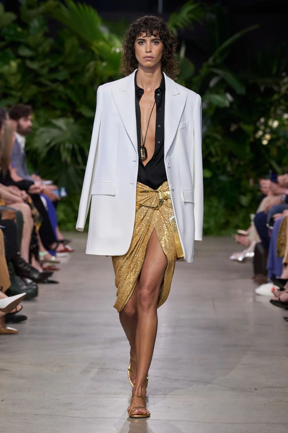 mk xuan he 2023 look 61 - Michael Kors Xuân-Hè 2023: Sự phóng khoáng của những người phụ nữ thành thị