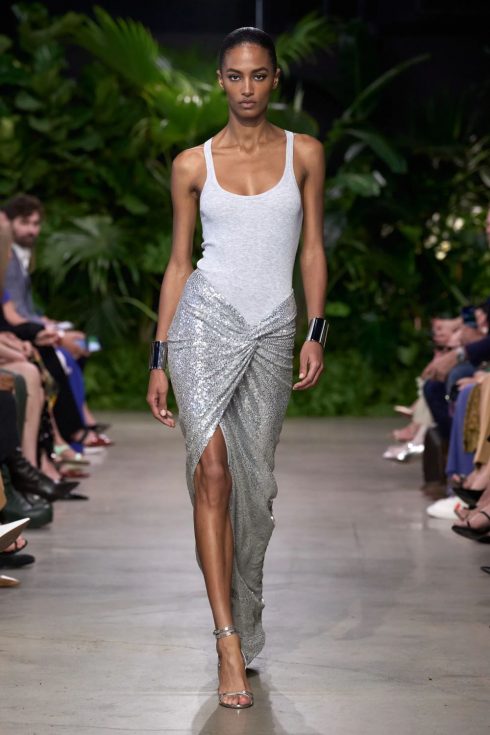 mk xuan he 2023 look 62 490x735 - Michael Kors Xuân-Hè 2023: Sự phóng khoáng của những người phụ nữ thành thị