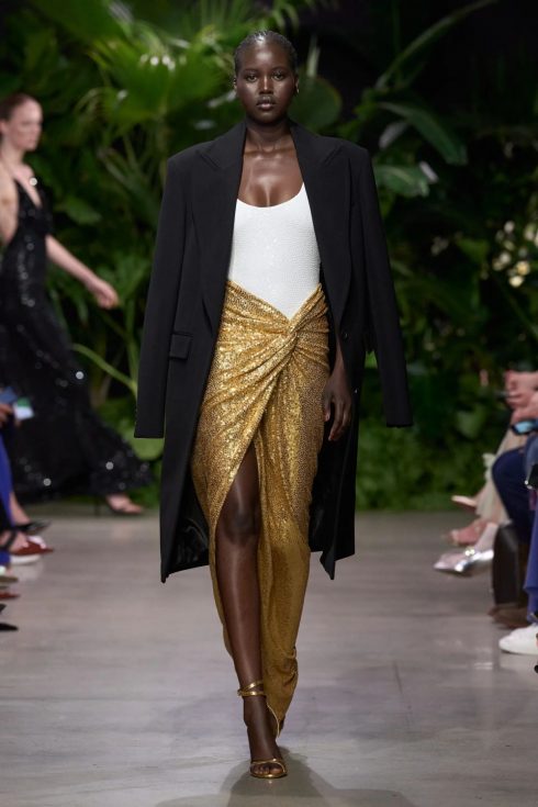 mk xuan he 2023 look 63 490x735 - Michael Kors Xuân-Hè 2023: Sự phóng khoáng của những người phụ nữ thành thị