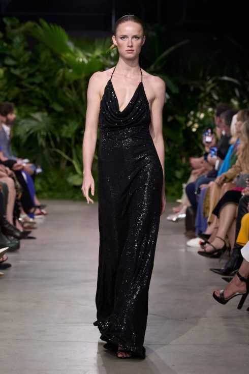 mk xuan he 2023 look 64 490x735 - Michael Kors Xuân-Hè 2023: Sự phóng khoáng của những người phụ nữ thành thị