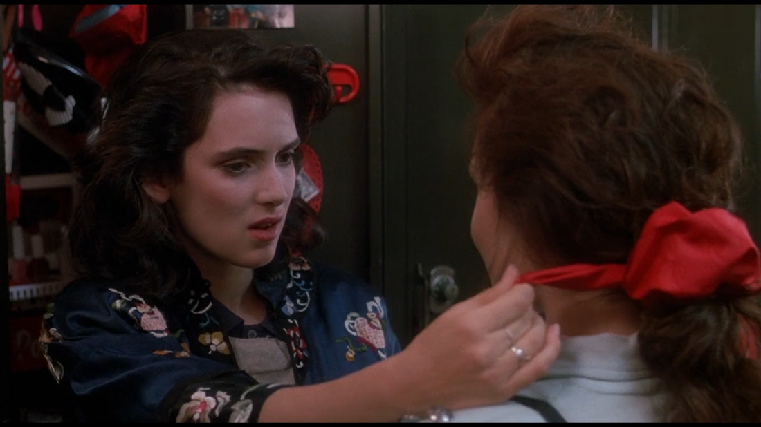 Thời trang phim Heathers: Cẩm nang mặc đẹp với blazer và phong cách thập niên 80 scrunchie heathers - Thời trang phim Heathers: Cẩm nang mặc đẹp với blazer và phong cách thập niên 80