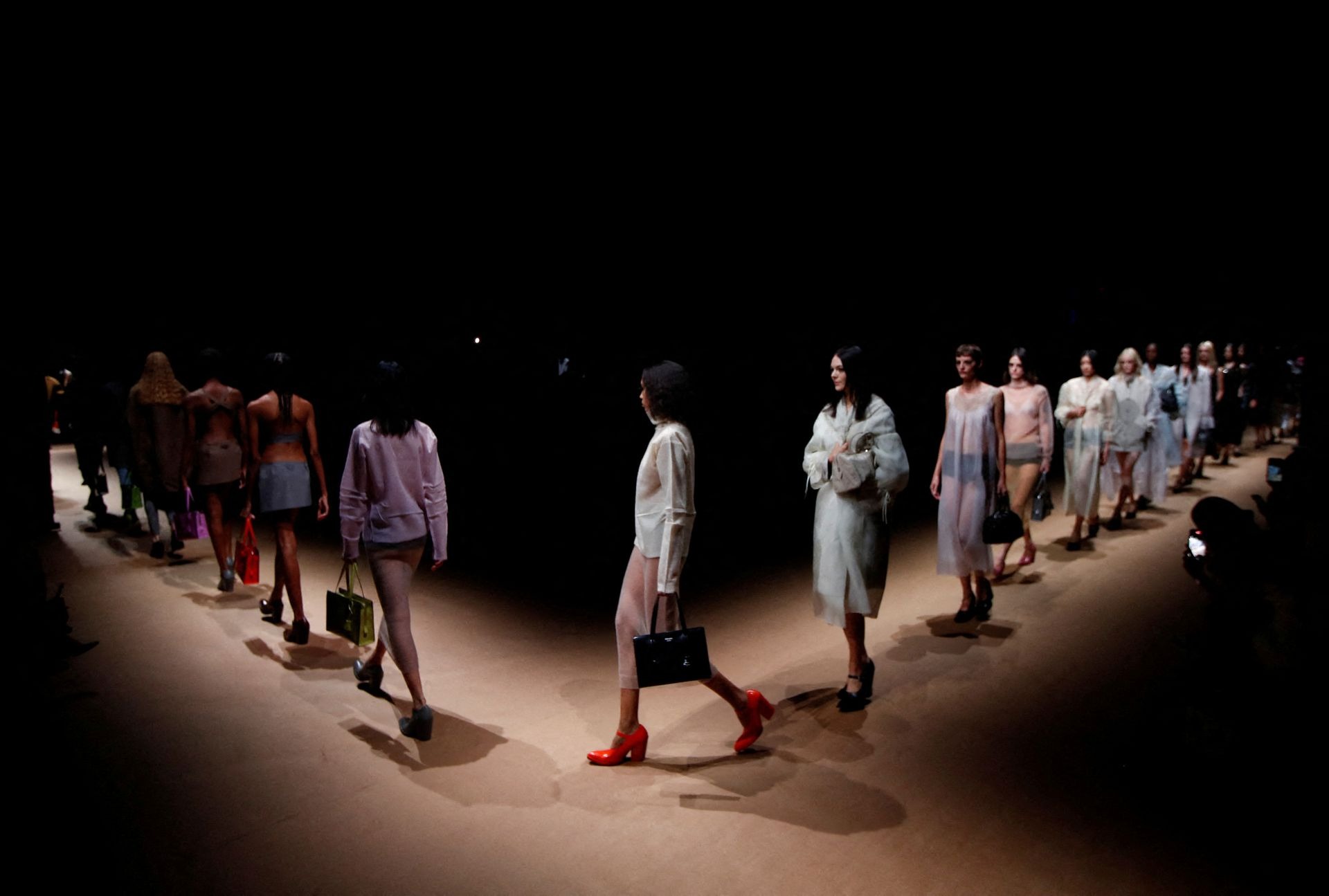 sàn diễn prada xuân hè 2023