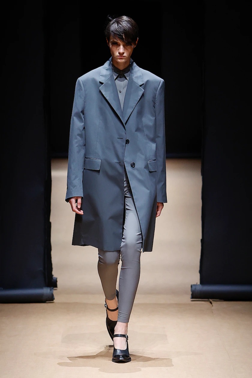 Prada Xuân Hè 2023 look 1