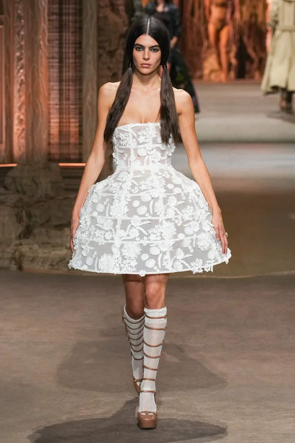 cd xuan he 2023 look 62 - Dior Xuân-Hè 2023: Lời tự truyện của Vương hậu Catherine de Medici