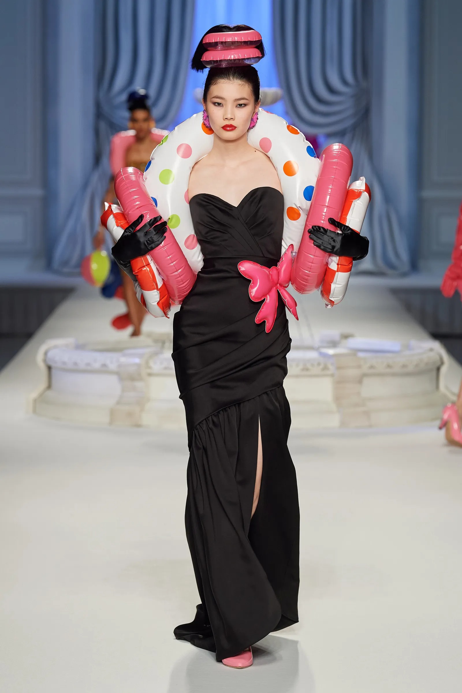 Moschino Xuân Hè 2023 look 51