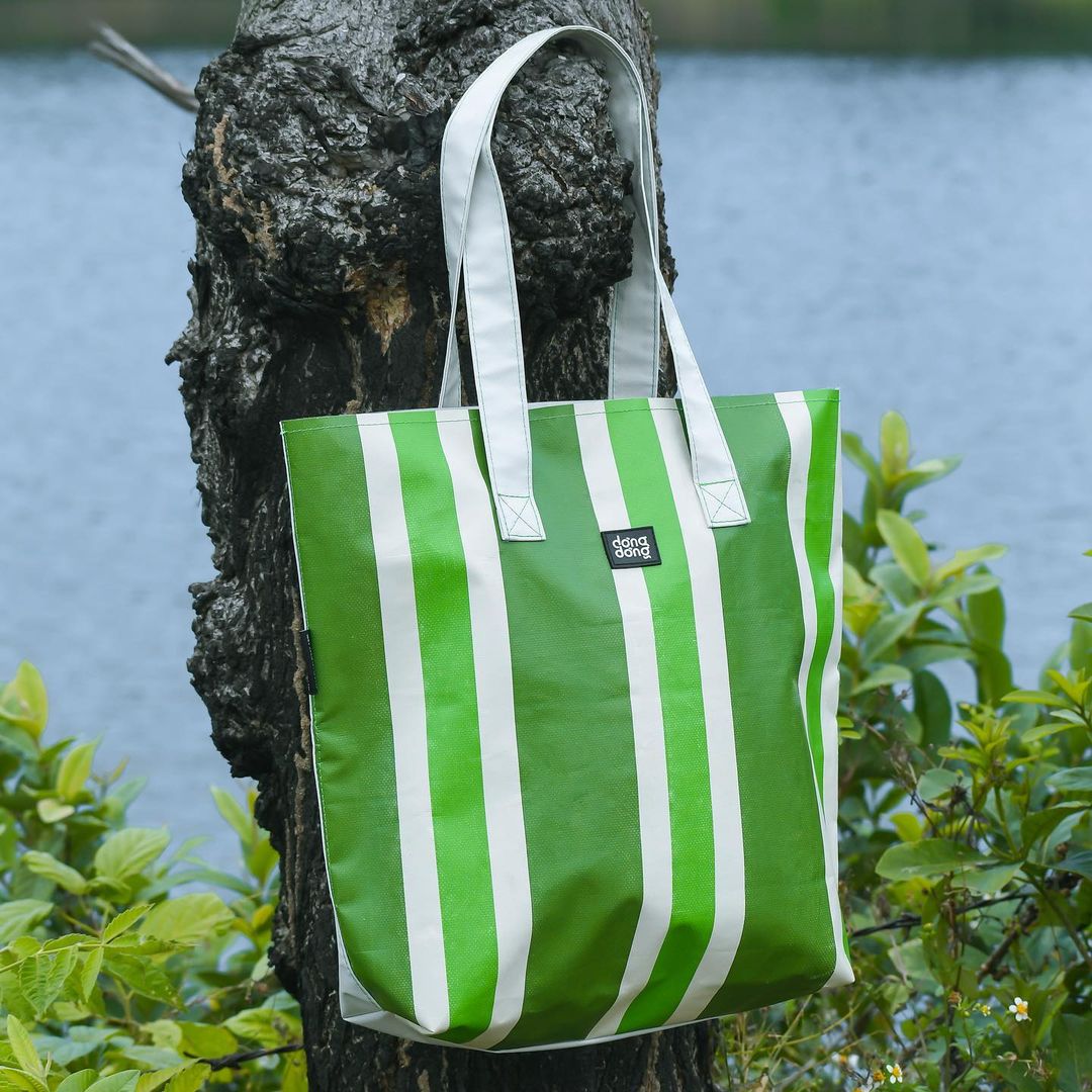 Túi tote tái chế từ bạt của Dòng Dòng