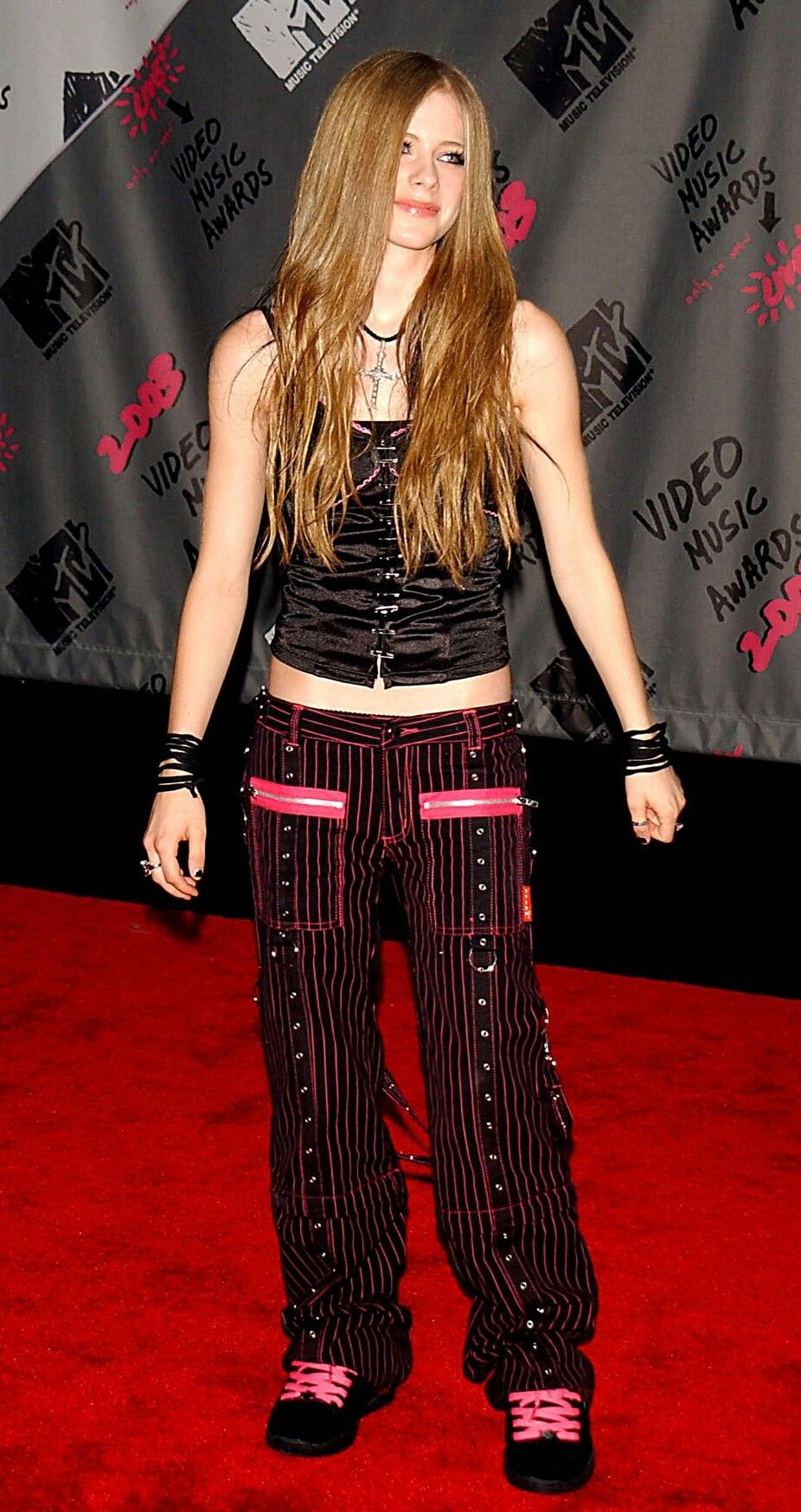 avril lavigne phong cách emo những năm 2000