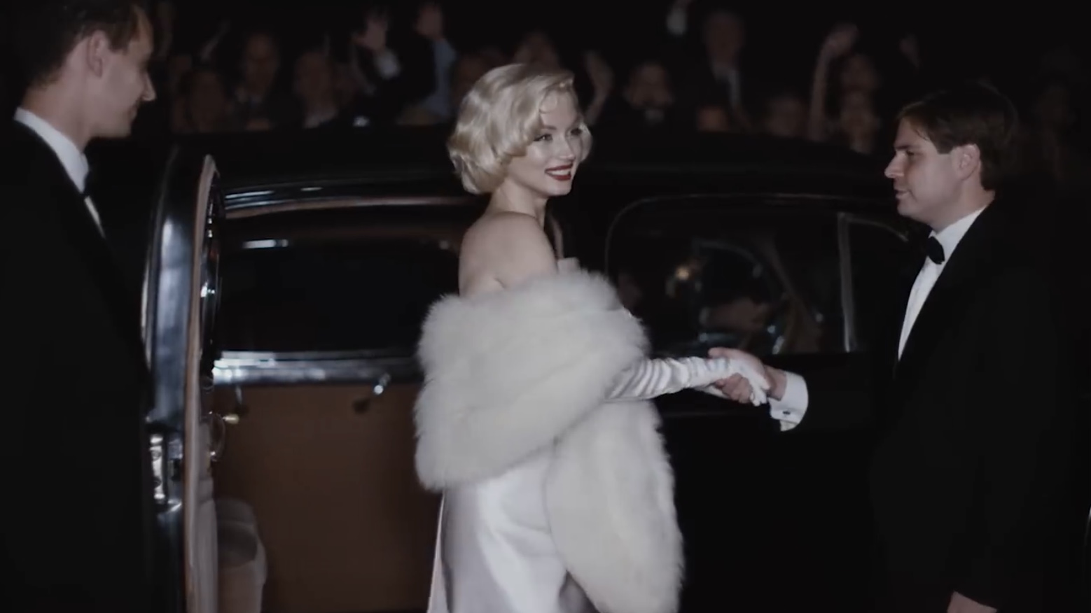 Blonde tái hiện lại chiếc váy Call Me Madam của Marilyn