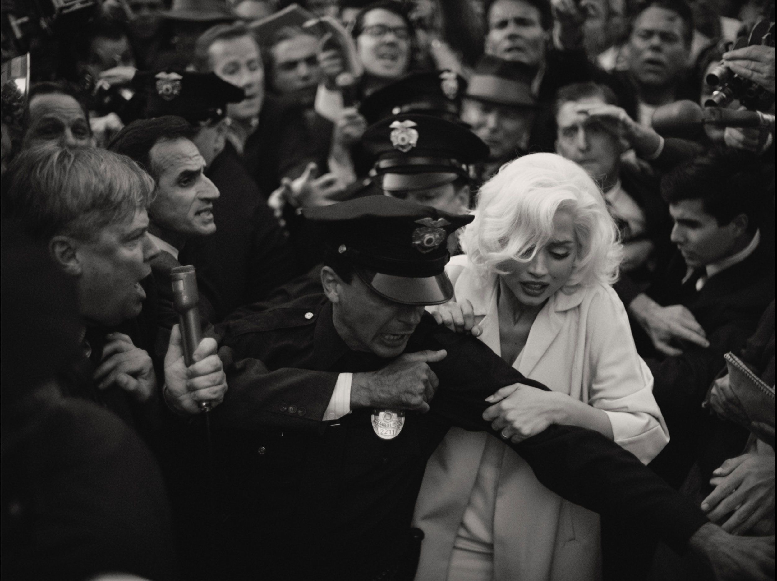 Marilyn bỏ chạy khỏi Paparazzi