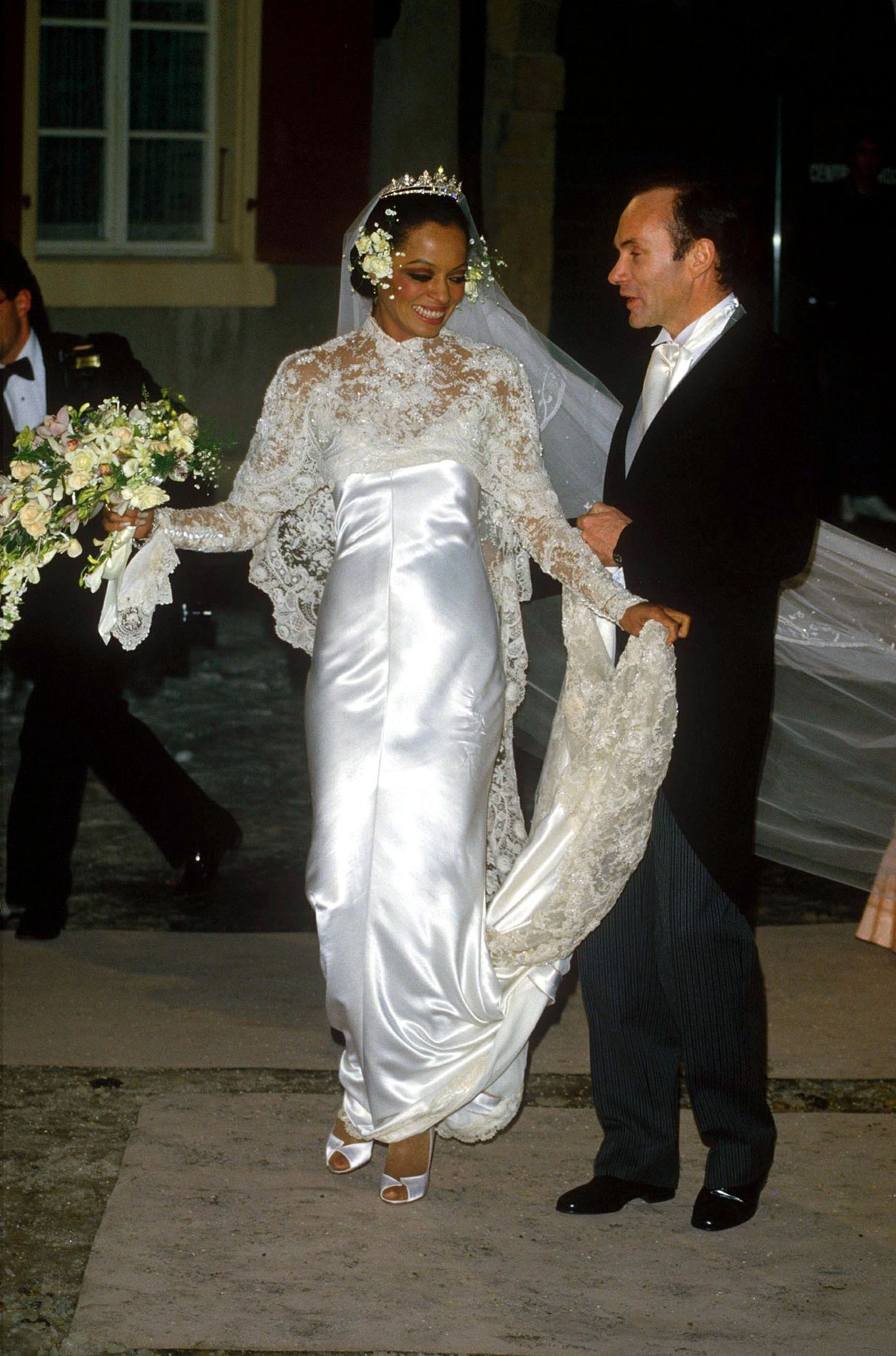 Diana Ross và áo choàng cưới ren 